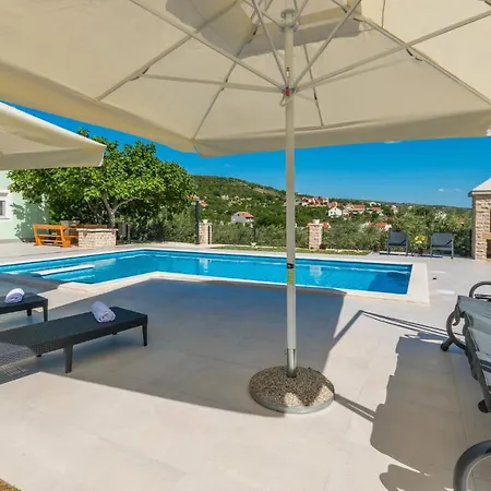 Nice In With Outdoor Swimming Pool Holiday home Lisane Ostrovicke