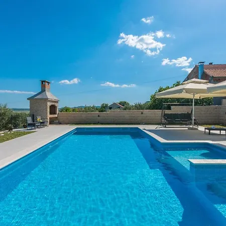 Holiday home Nice In With Outdoor Swimming Pool Lisane Ostrovicke