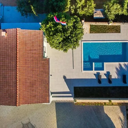 Nice In With Outdoor Swimming Pool Holiday home Lisane Ostrovicke