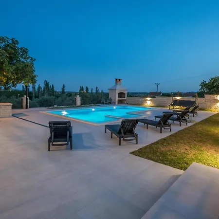 Holiday home Nice In With Outdoor Swimming Pool