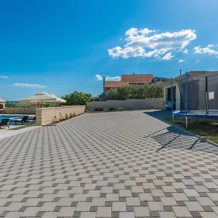 Nice In With Outdoor Swimming Pool Holiday home Lisane Ostrovicke